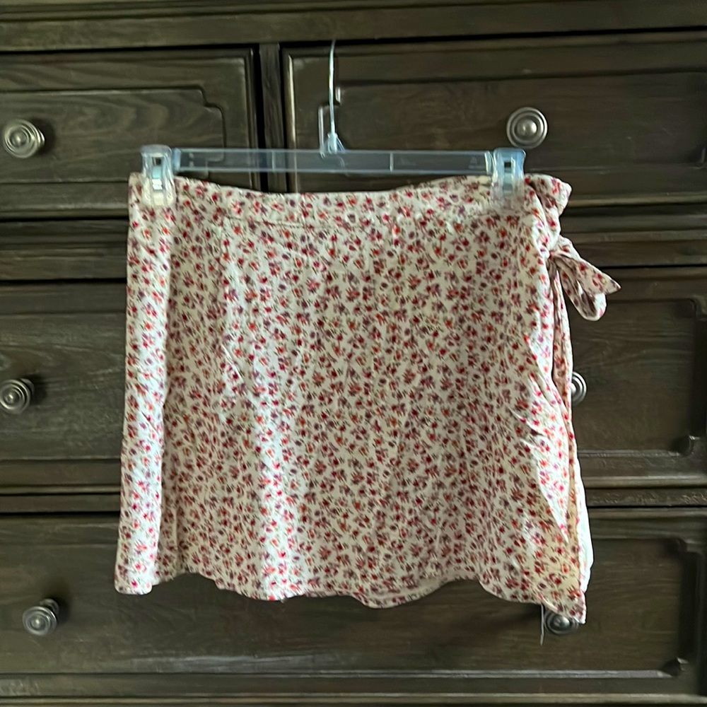 American eagle wrap around mini skirt in rose clored floral pattern